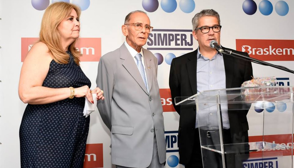 Da esquerda para a direita: Ísis F. Alves, assessora da diretoria do Simperj; José da Rocha Pinto, presidente do Simperj e Flávio Chantre, gerente de relações institucionais SP/RJ da Braskem. 
